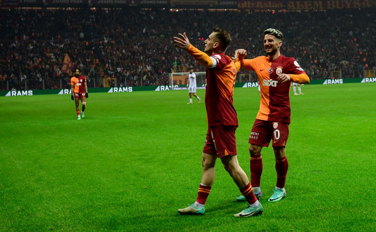 “Katliam Galatasaray maçında devam etti! Karagümrük’ün penaltısını veremedi, Barış Alper Yılmaz’ın da kırmızı kartını es geçti! Torreira’nın pozisyonunda hiçbir şey yok…” 1