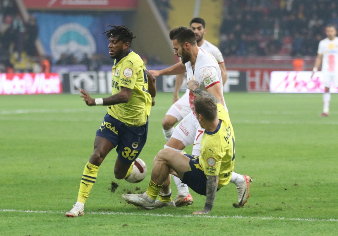 “Katliam Galatasaray maçında devam etti! Karagümrük’ün penaltısını veremedi, Barış Alper Yılmaz’ın da kırmızı kartını es geçti! Torreira’nın pozisyonunda hiçbir şey yok…” 11