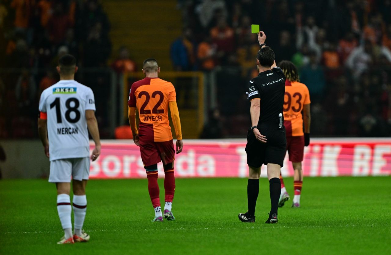 “Katliam Galatasaray maçında devam etti! Karagümrük’ün penaltısını veremedi, Barış Alper Yılmaz’ın da kırmızı kartını es geçti! Torreira’nın pozisyonunda hiçbir şey yok…” 6