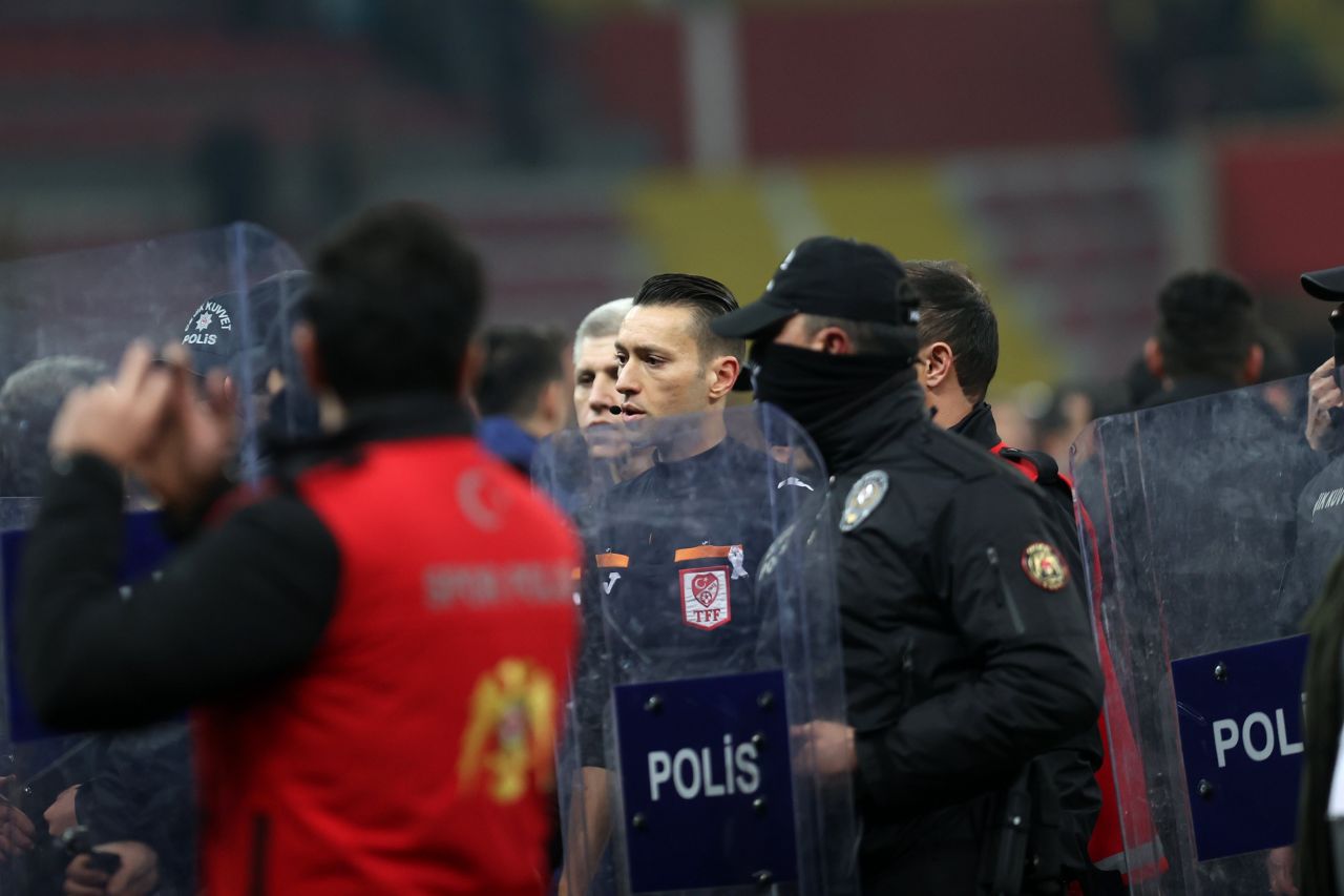 “Katliam Galatasaray maçında devam etti! Karagümrük’ün penaltısını veremedi, Barış Alper Yılmaz’ın da kırmızı kartını es geçti! Torreira’nın pozisyonunda hiçbir şey yok…” 10