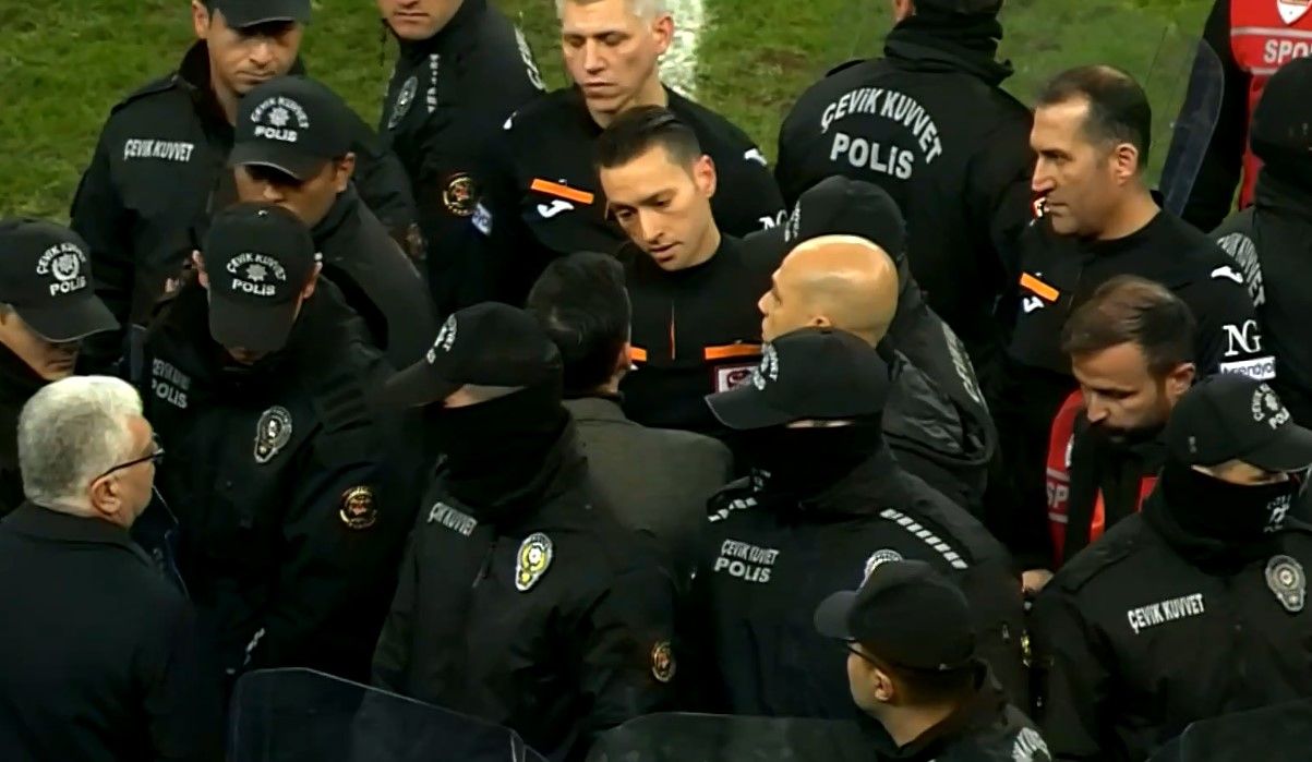 “Katliam Galatasaray maçında devam etti! Karagümrük’ün penaltısını veremedi, Barış Alper Yılmaz’ın da kırmızı kartını es geçti! Torreira’nın pozisyonunda hiçbir şey yok…” 9