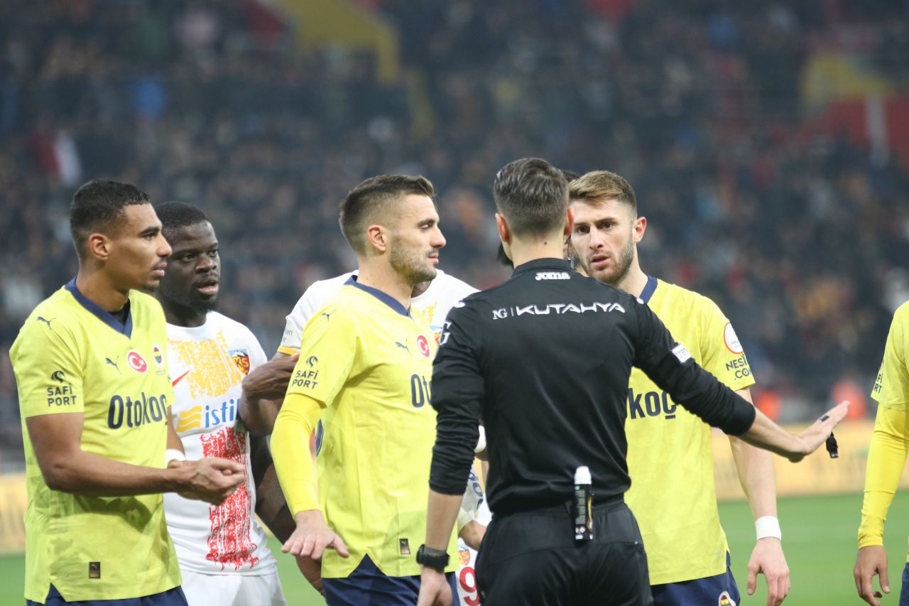 “İyi giden bir şeyi berbat etmekte ustalar! İsmail Kartal kulakları çekecek diye umut ettik, aynı şekilde devam ettiler! Stoperler nasıl duracağını bile bilmiyor” 5