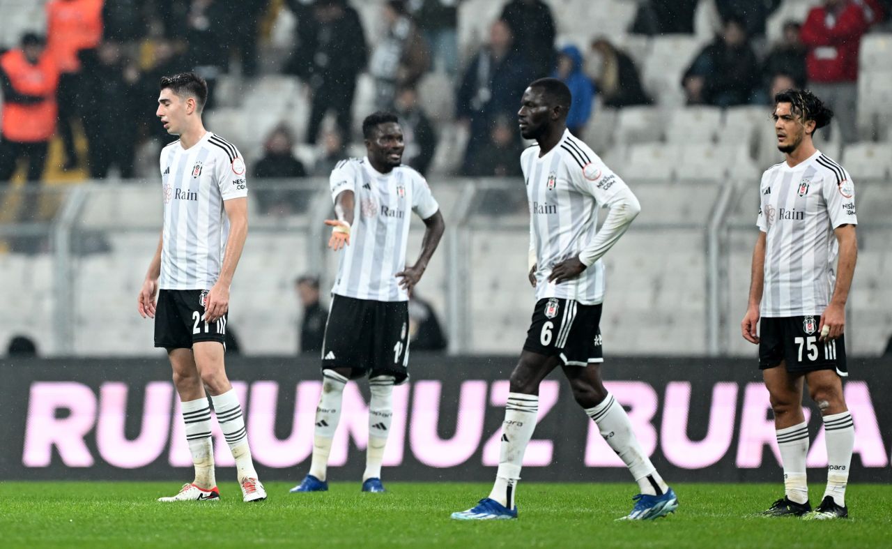 Canlı yayında çıldırdı, Beşiktaş'ın yeni hocasını açıkladı: "Efsaneler kestane oldu! Bir tane doğru iş yok. İspanya'dan haber aldım, o isimle görüşülüyor" 1