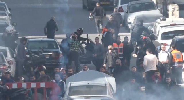 Mescid-i Aksa'da Cuma namazı kılan Müslümanlara gaz bombası atıldı! İsrail polisi ilk kez kamera kullandı... 1