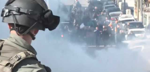 Mescid-i Aksa'da Cuma namazı kılan Müslümanlara gaz bombası atıldı! İsrail polisi ilk kez kamera kullandı... 2