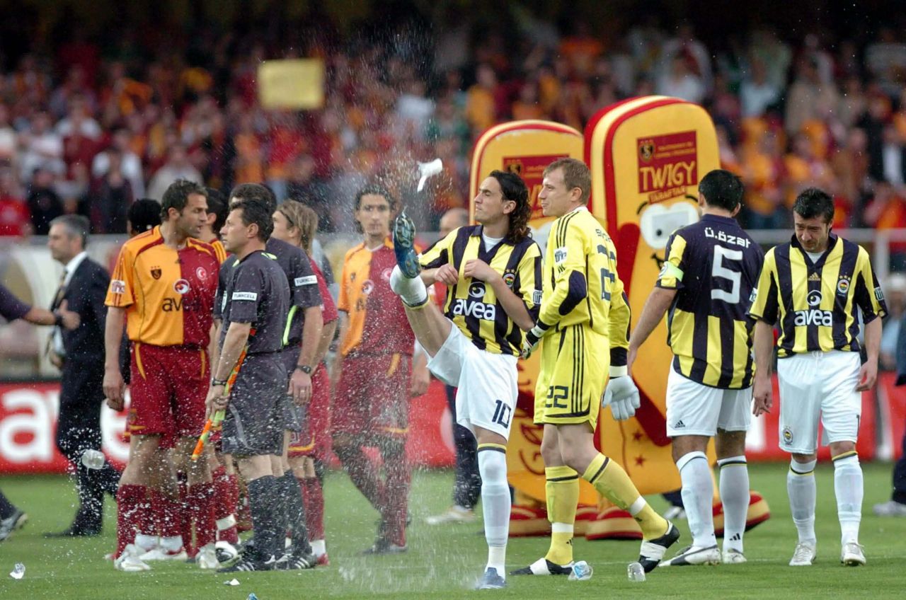 Sulu derbiyle ilgili yıllar sonra gelen itiraf: “Galatasaray taraftarından özür dilerim. Ali Sami Yen’de onları provoke ettik. Şampiyon olarak gitmemizin etkisiyle yaptık” 10