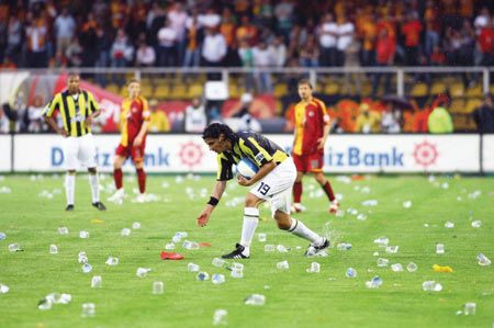 Sulu derbiyle ilgili yıllar sonra gelen itiraf: “Galatasaray taraftarından özür dilerim. Ali Sami Yen’de onları provoke ettik. Şampiyon olarak gitmemizin etkisiyle yaptık” 6
