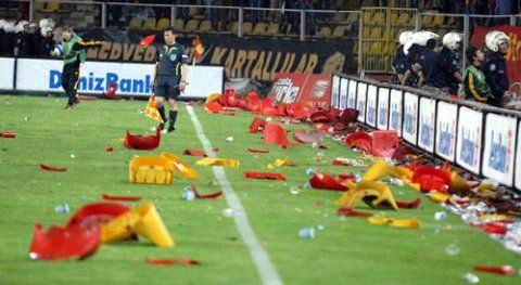 Sulu derbiyle ilgili yıllar sonra gelen itiraf: “Galatasaray taraftarından özür dilerim. Ali Sami Yen’de onları provoke ettik. Şampiyon olarak gitmemizin etkisiyle yaptık” 8
