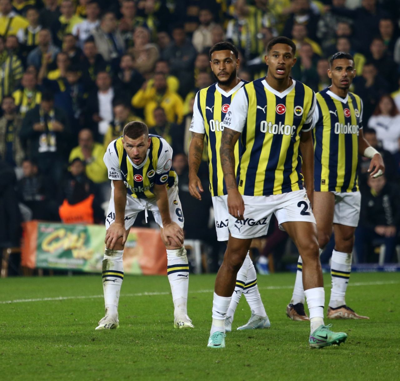 “İsmail Kartal’ın yarattığı hiçbir fark yok! Bu kafayla şampiyon olamaz. Ferdi Kadıoğlu bitik Ziyech’e karşı defo verdi. Dusan Tadic top falan oynamıyor” 6