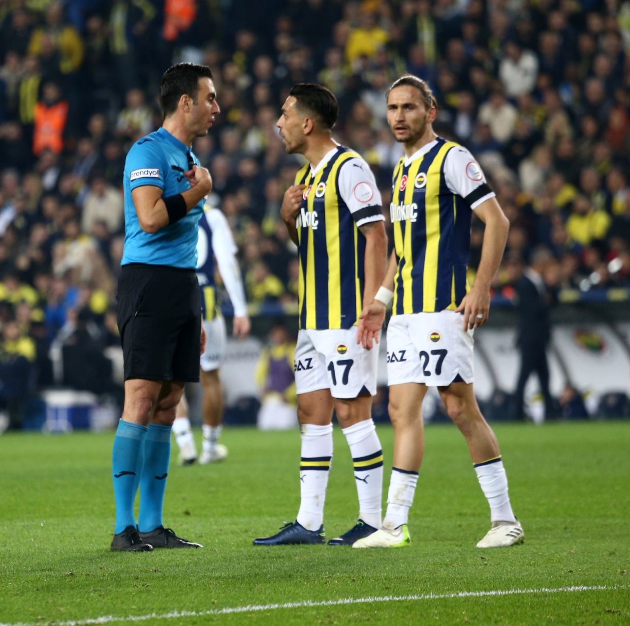 “İsmail Kartal’ın yarattığı hiçbir fark yok! Bu kafayla şampiyon olamaz. Ferdi Kadıoğlu bitik Ziyech’e karşı defo verdi. Dusan Tadic top falan oynamıyor” 2