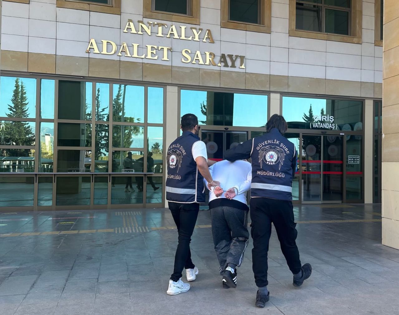 Türk askerini "kazıklara oturtacağım" diye video çekiyordu! Bakan Yerlikaya duyurdu: Gözaltına alındı! 3