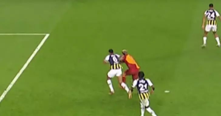 “Djiku’nun yaptığı Faruk Koca’nın hareketinden daha kötü bir hareket! İnsanlık dışı bir hareket! Ben böyle kazanmak istemem abi kusura bakma!” 3