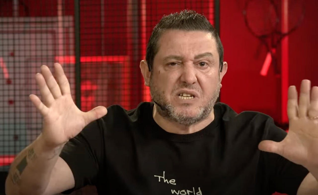 "Aynı hareketi Victor Nelsson Edin Dzeko'ya yapsa tüm Fenerbahçe taraftarı sahaya inerdi! Ben yumruk gördüm. VAR neden çağırmaz inanamıyorum!" 2
