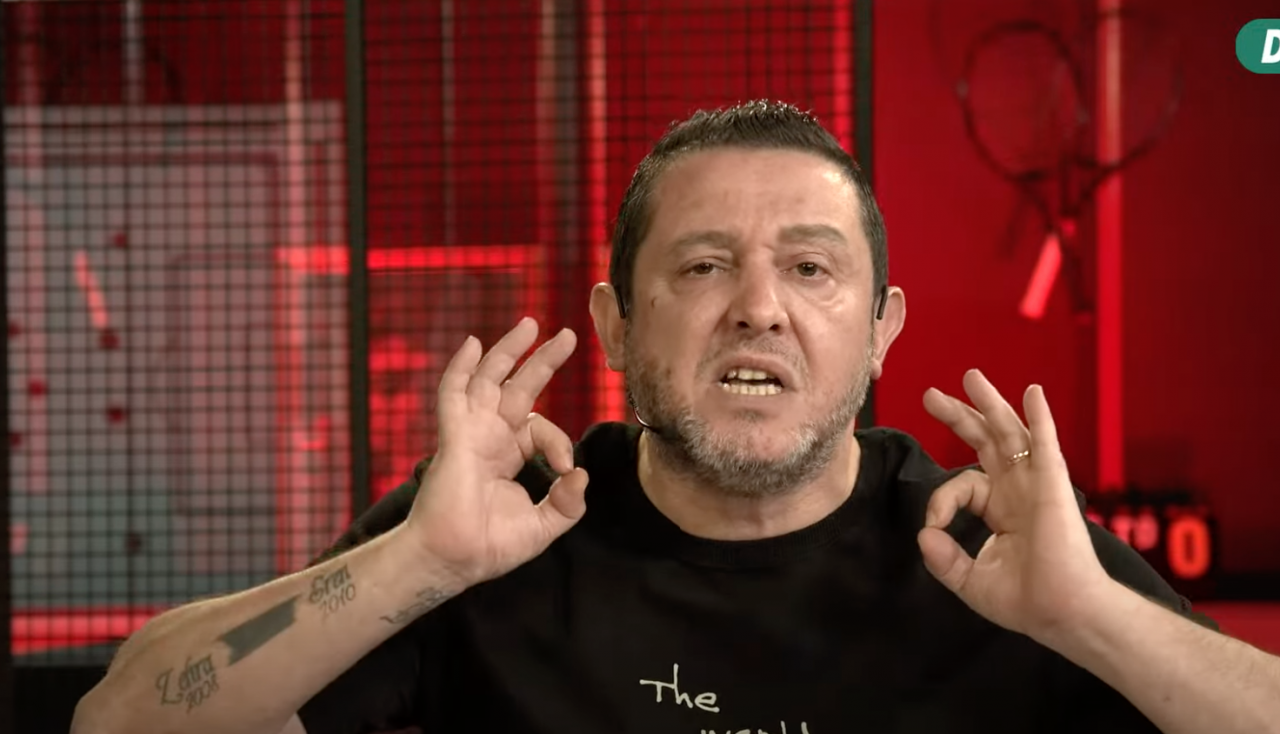 "Aynı hareketi Victor Nelsson Edin Dzeko'ya yapsa tüm Fenerbahçe taraftarı sahaya inerdi! Ben yumruk gördüm. VAR neden çağırmaz inanamıyorum!" 3