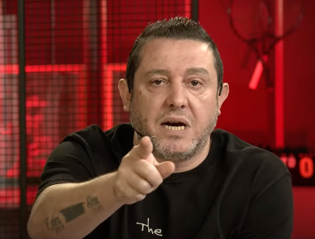"Aynı hareketi Victor Nelsson Edin Dzeko'ya yapsa tüm Fenerbahçe taraftarı sahaya inerdi! Ben yumruk gördüm. VAR neden çağırmaz inanamıyorum!" 1