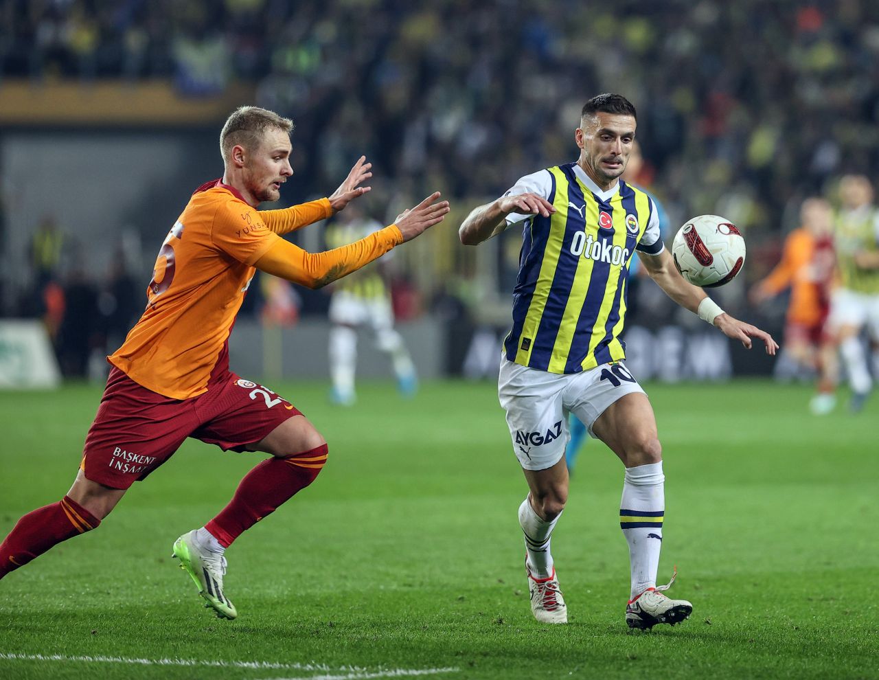 "Aynı hareketi Victor Nelsson Edin Dzeko'ya yapsa tüm Fenerbahçe taraftarı sahaya inerdi! Ben yumruk gördüm. VAR neden çağırmaz inanamıyorum!" 8