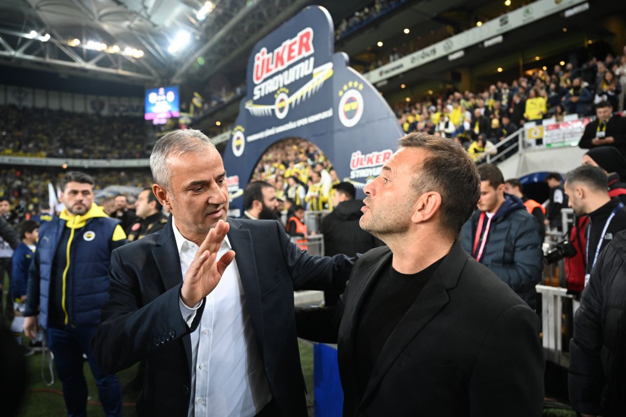 "Aynı hareketi Victor Nelsson Edin Dzeko'ya yapsa tüm Fenerbahçe taraftarı sahaya inerdi! Ben yumruk gördüm. VAR neden çağırmaz inanamıyorum!" 5