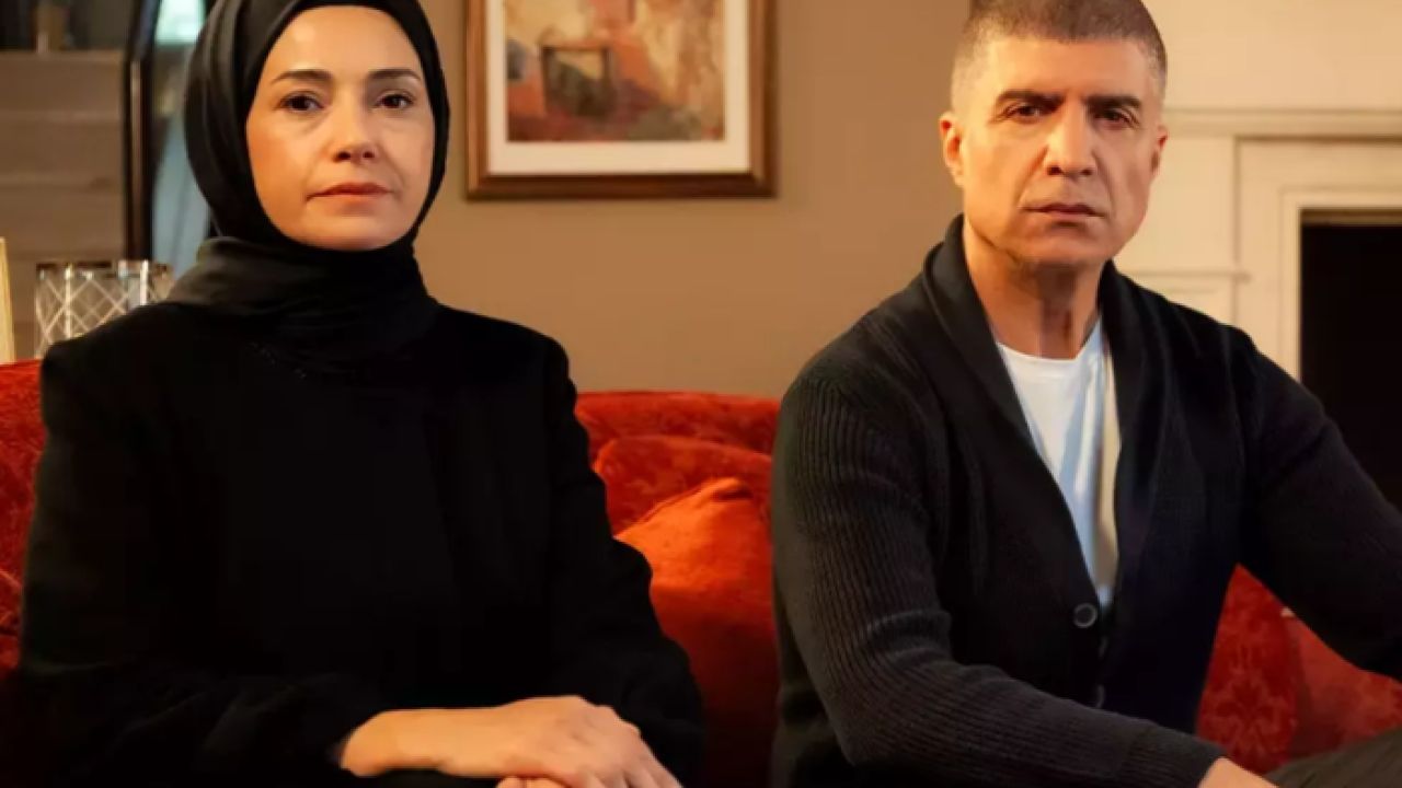 Kızıl Goncalar dizisinde sular durulmuyor! Bu kez de denklem sahnesi sosyal medyayı ikiye ayırdı: Olan hep kızlara oluyor 2