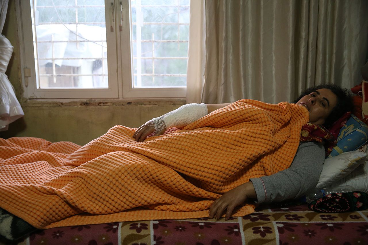 Hatay'da yasaklı ırk 3 köpeğin saldırısına uğrayan kadın yaralandı 1