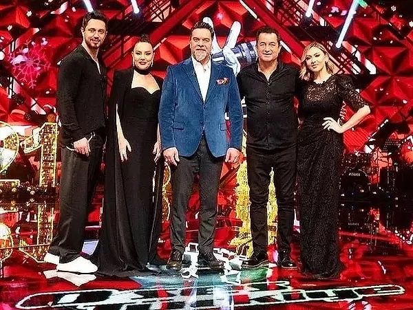 O Ses Türkiye Yılbaşı Özel programının ilk görüntüleri ortaya çıktı! Jürideki değişiklik dikkat çekti: Gözler Hadise'yi aradı 2