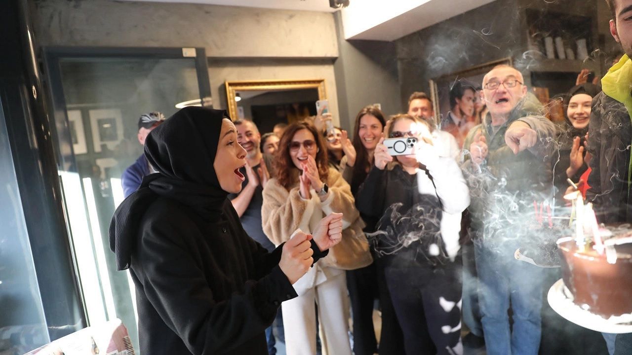 Kızıl Goncalar dizisinin başrolü Özgü Namal'a doğum günü kutlaması! Yapımcı, yönetmen ve oyuncular coşkuyla kutladı... 3