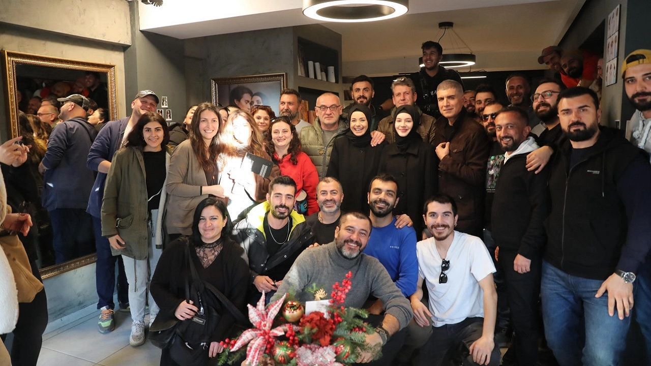 Kızıl Goncalar dizisinin başrolü Özgü Namal'a doğum günü kutlaması! Yapımcı, yönetmen ve oyuncular coşkuyla kutladı... 1