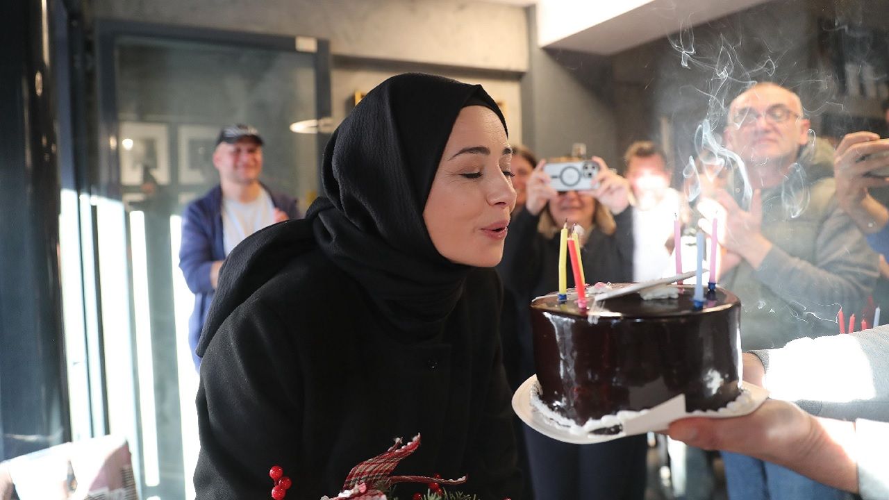 Kızıl Goncalar dizisinin başrolü Özgü Namal'a doğum günü kutlaması! Yapımcı, yönetmen ve oyuncular coşkuyla kutladı... 2