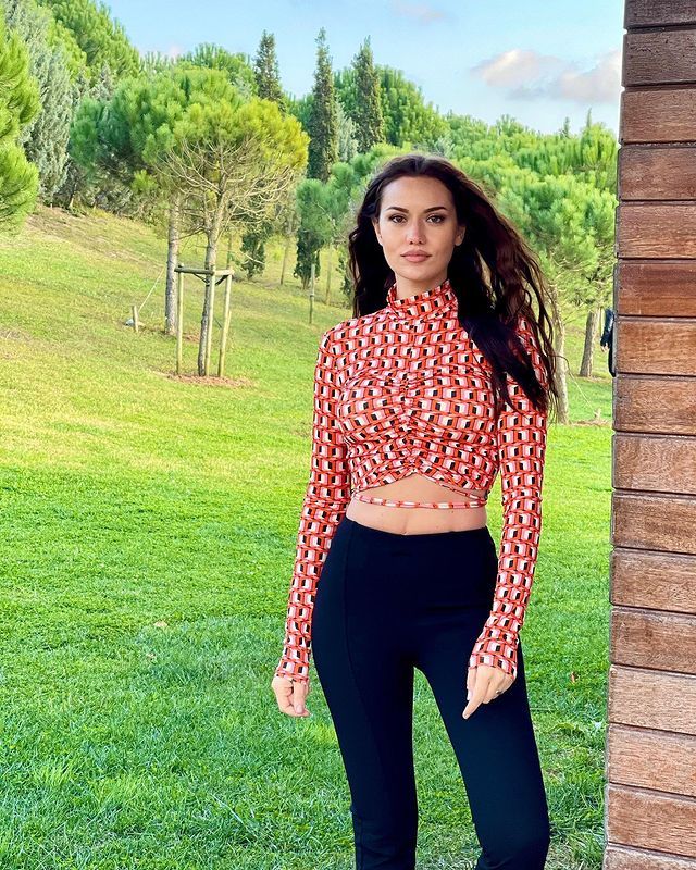 Fahriye Evcen ile Burak Özçivit'in reklam anlaşmasından kazanacakları para dudak uçuklattı! 4