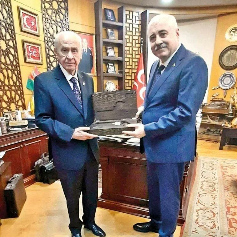 Devlet Bahçeli'ye doğum gününde hediye 3 özel silah! Atatürk detayı dikkat çekti... 2