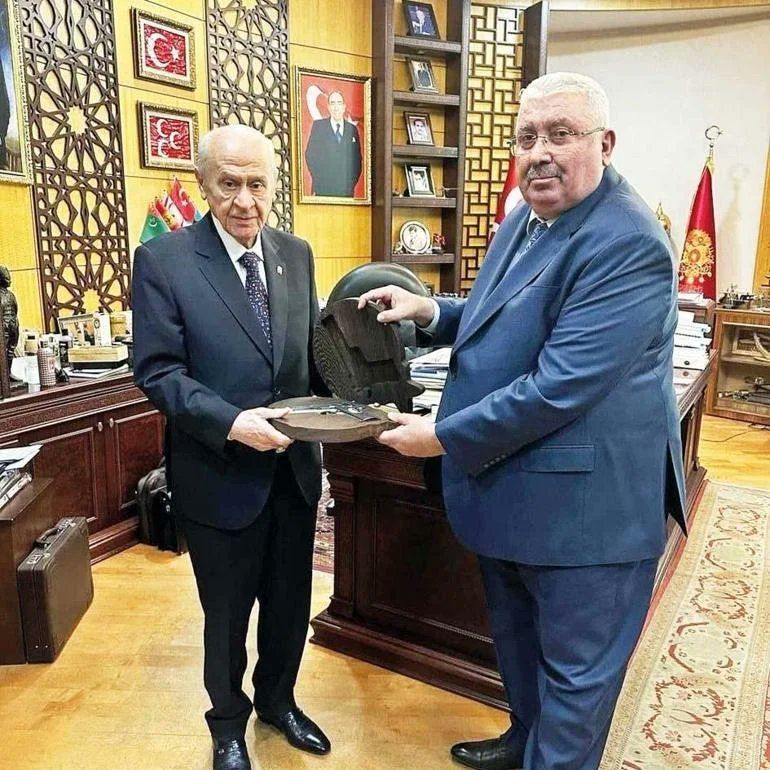 Devlet Bahçeli'ye doğum gününde hediye 3 özel silah! Atatürk detayı dikkat çekti... 1