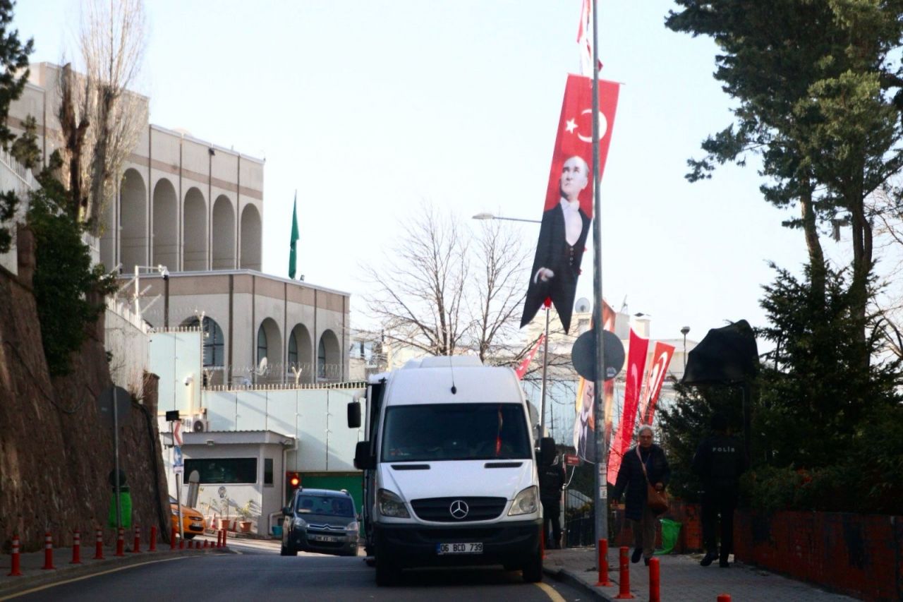 Suudi Arabistan Büyükelçiliği çevresine Atatürk posterleri asıldı 5