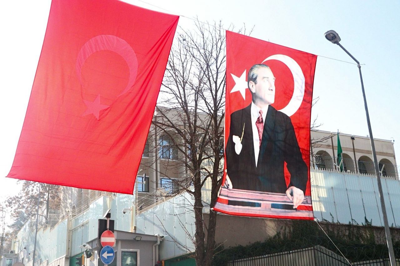 Suudi Arabistan Büyükelçiliği çevresine Atatürk posterleri asıldı 2