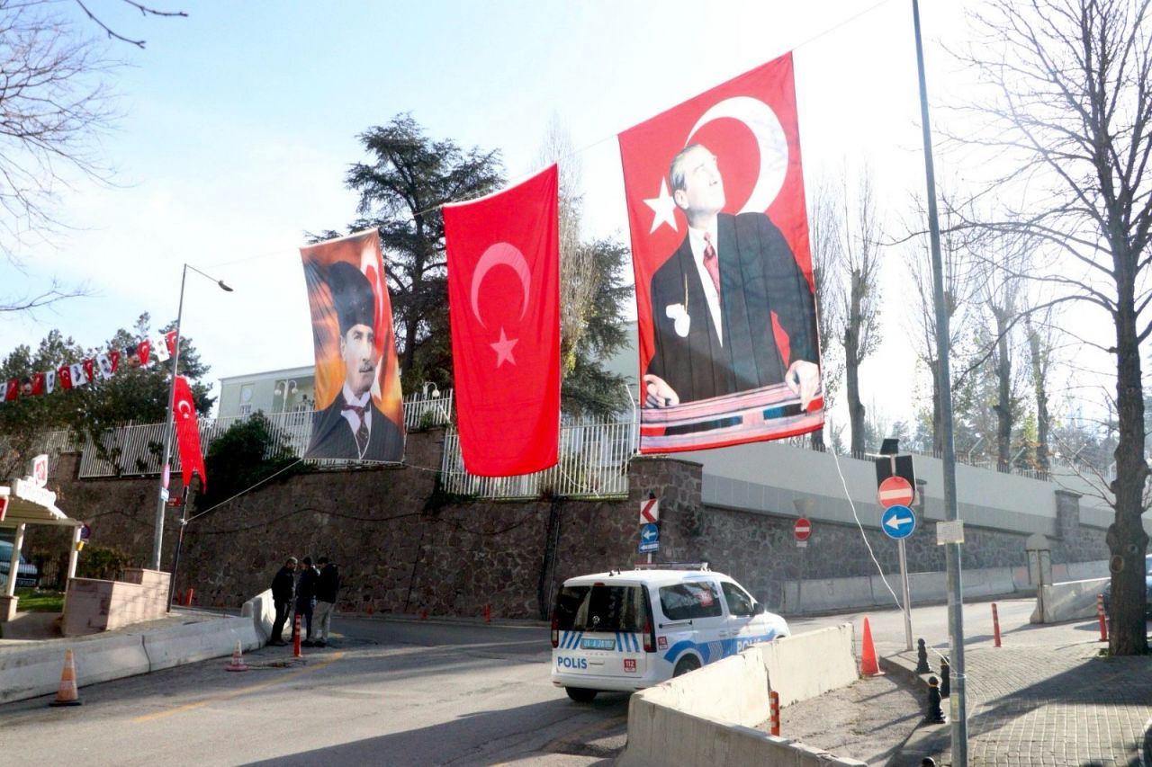 Suudi Arabistan Büyükelçiliği çevresine Atatürk posterleri asıldı 3