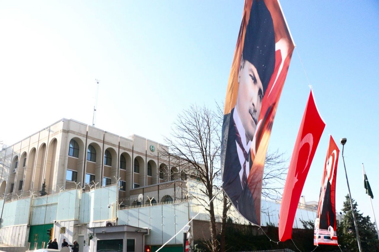 Suudi Arabistan Büyükelçiliği çevresine Atatürk posterleri asıldı 4