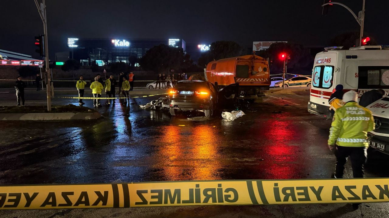 Esenyurt'ta korkunç kaza: 2 kişi öldü, 2 kişi yaralandı 4