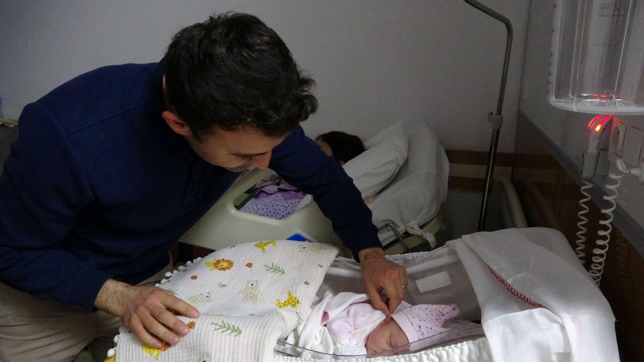 Yeni yılın ilk bebekleri dünyaya geldi 1