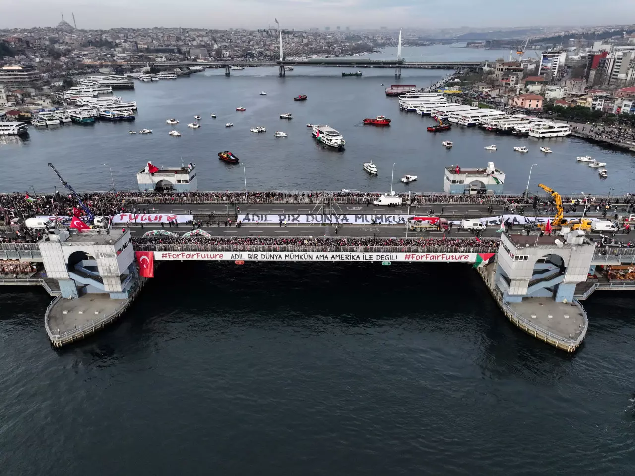 Galata Köprüsü'nde tarihi yürüyüş! Dev kalabalık dünya basınında... 1