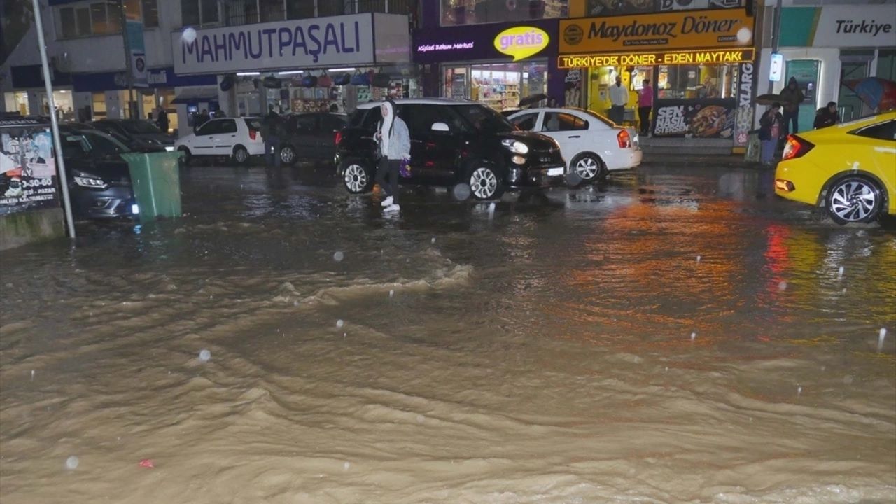 Balıkesir Edremit'te kuvvetli sağanak etkili oldu! Ev ve iş yerlerini su bastı! 2