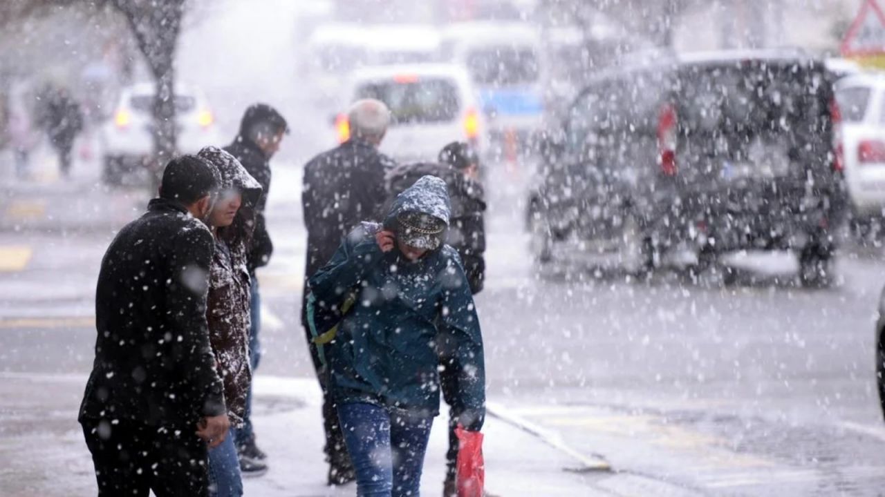 Meteoroloji'den kar ve sağanak uyarısı! İstanbul için saat verildi... 3