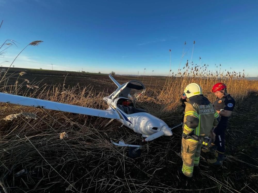 Bursa'da eğitim uçağı zorunlu iniş yaptı! Pilot yaralandı... 3