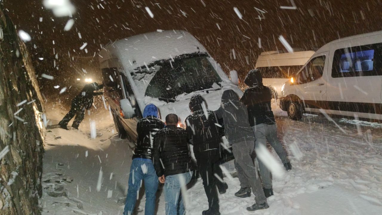 Van’da yüksek kesimlerde kar ve tipi etkili oluyor! İşte son durum! 1