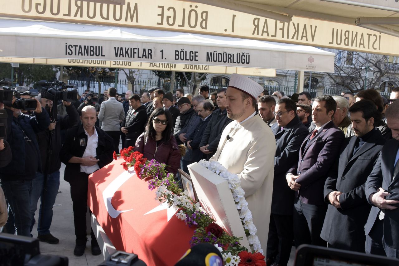 Usta sanatçı Ayla Algan alkışlar eşliğinde son yolculuğuna uğurlandı! 7