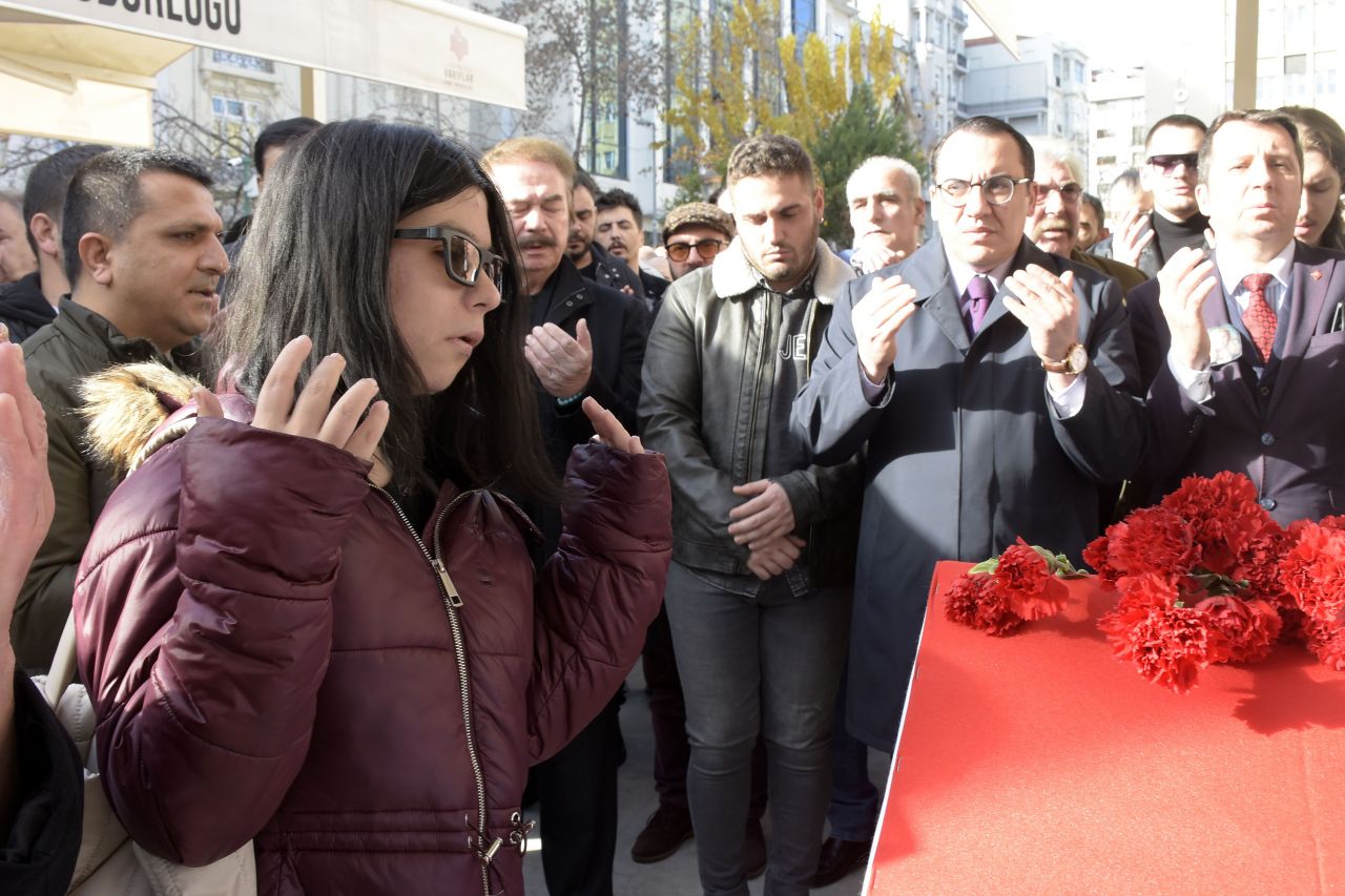 Usta sanatçı Ayla Algan alkışlar eşliğinde son yolculuğuna uğurlandı! 10