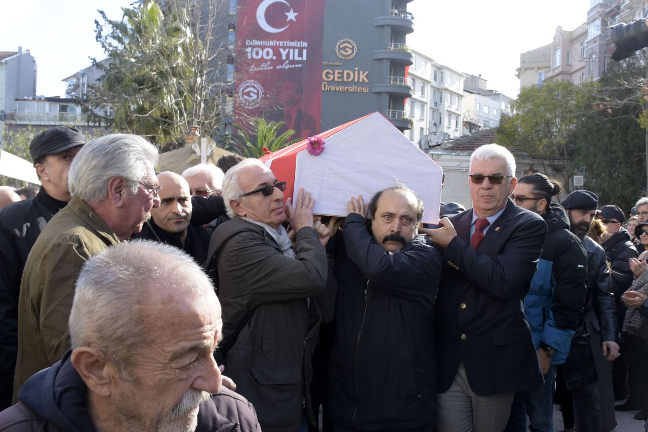 Usta sanatçı Ayla Algan alkışlar eşliğinde son yolculuğuna uğurlandı! 8