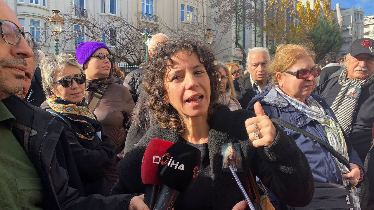 Usta sanatçı Ayla Algan alkışlar eşliğinde son yolculuğuna uğurlandı! 4