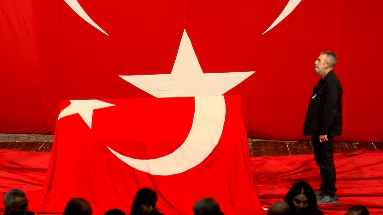 Usta sanatçı Ayla Algan alkışlar eşliğinde son yolculuğuna uğurlandı! 2