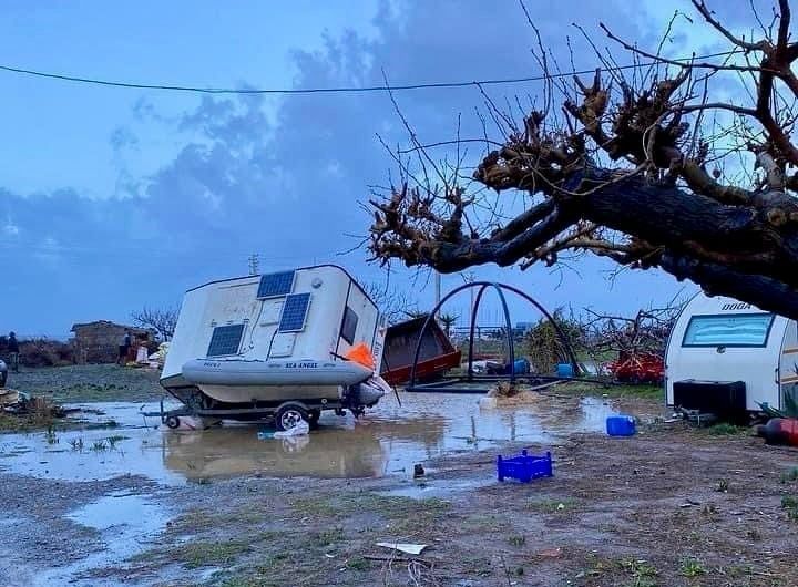 Meteoroloji uyarmıştı: İzmir'de hortum su tankerini 30 metre fırlattı, çatıları uçurdu, ağaçları devirdi 2