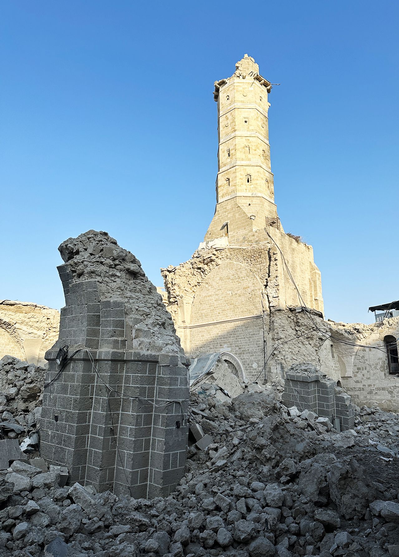 İsrail Gazze'deki 14 asırlık Büyük Ömeri Camii'ni yıktı 5