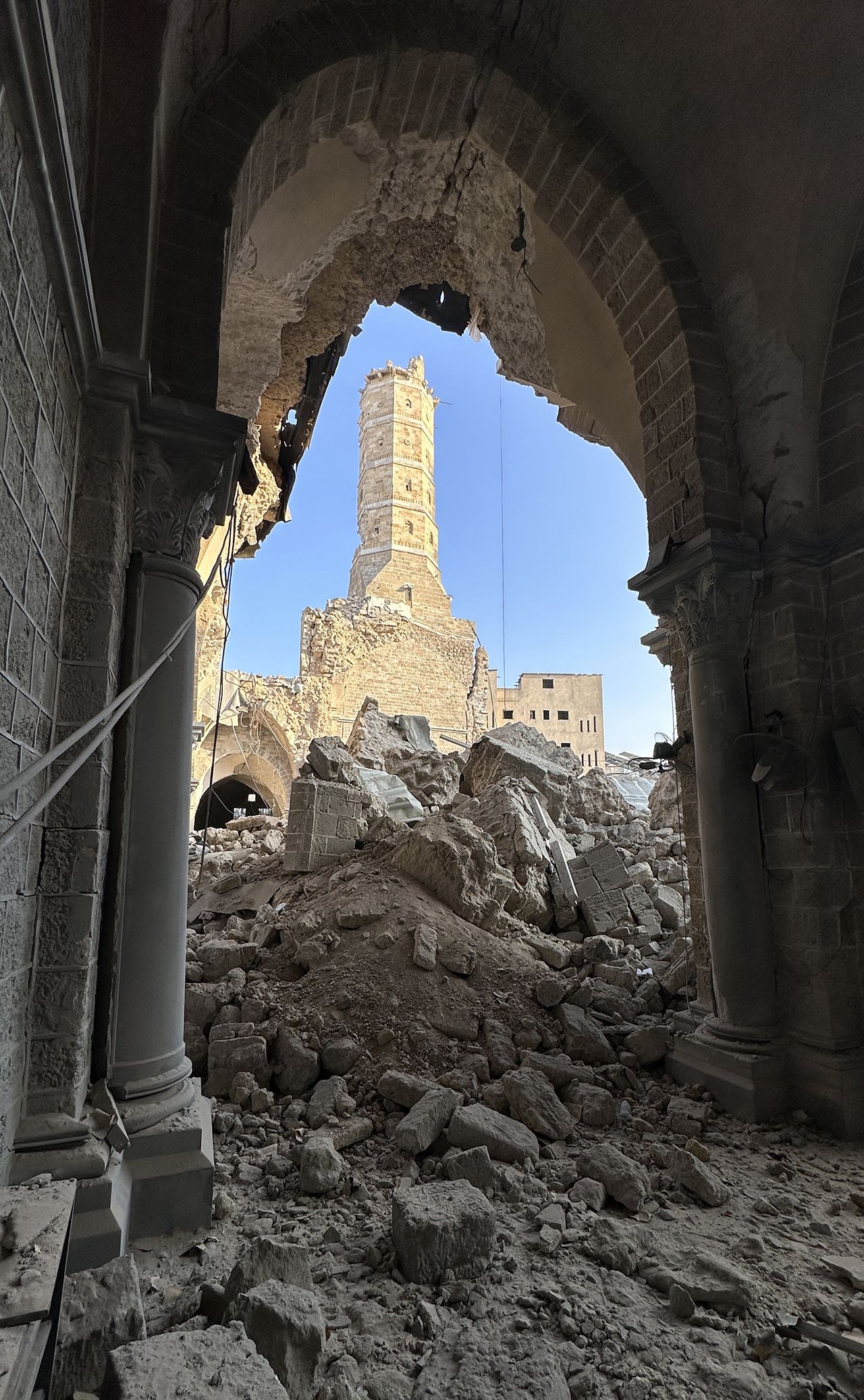 İsrail Gazze'deki 14 asırlık Büyük Ömeri Camii'ni yıktı 8