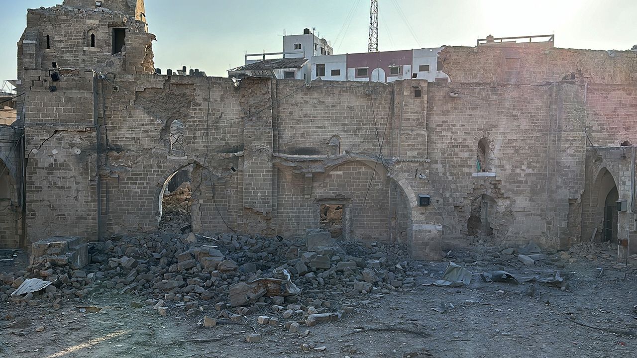İsrail Gazze'deki 14 asırlık Büyük Ömeri Camii'ni yıktı 9